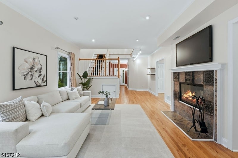 12 Vine St