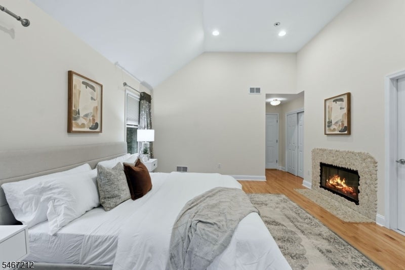 12 Vine St
