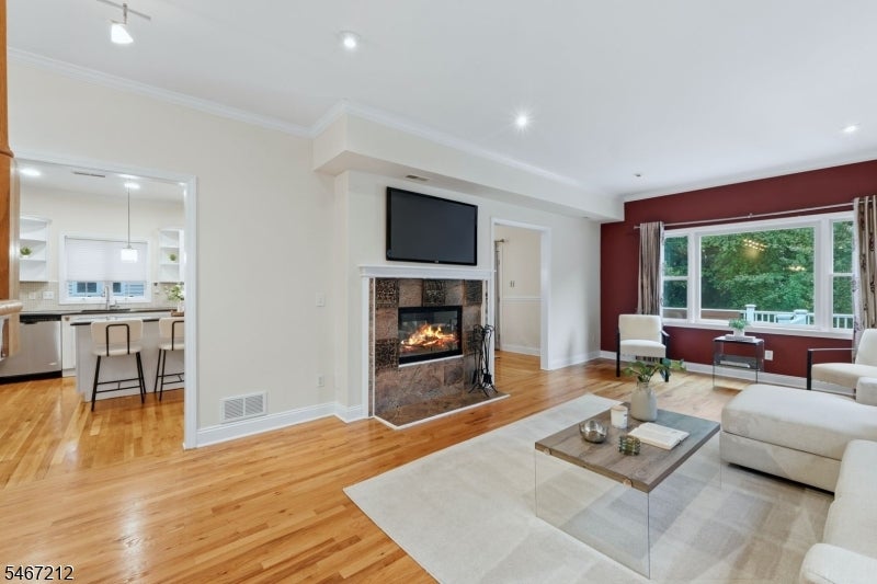 12 Vine St