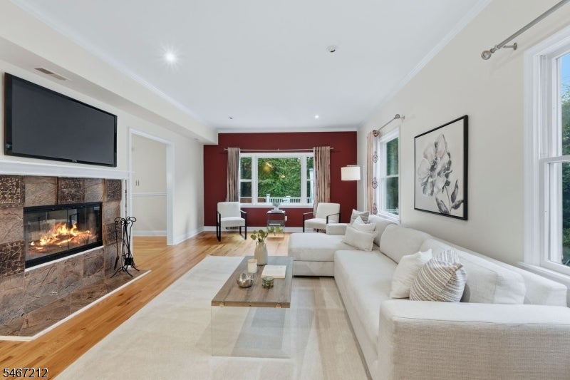 12 Vine St