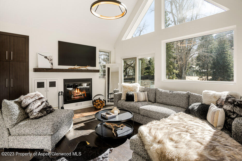 222 W Hopkins Avenue Unit: 6