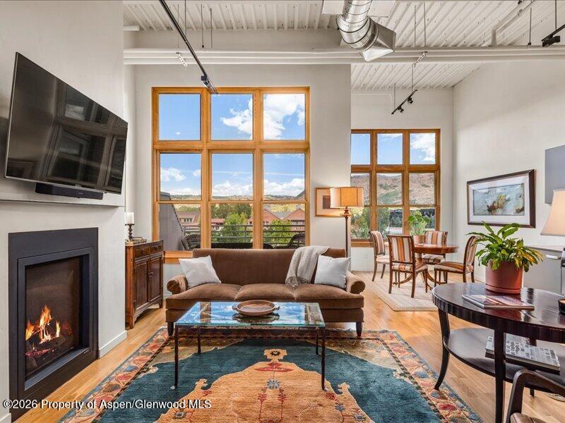 231 Robinson Street R-318
