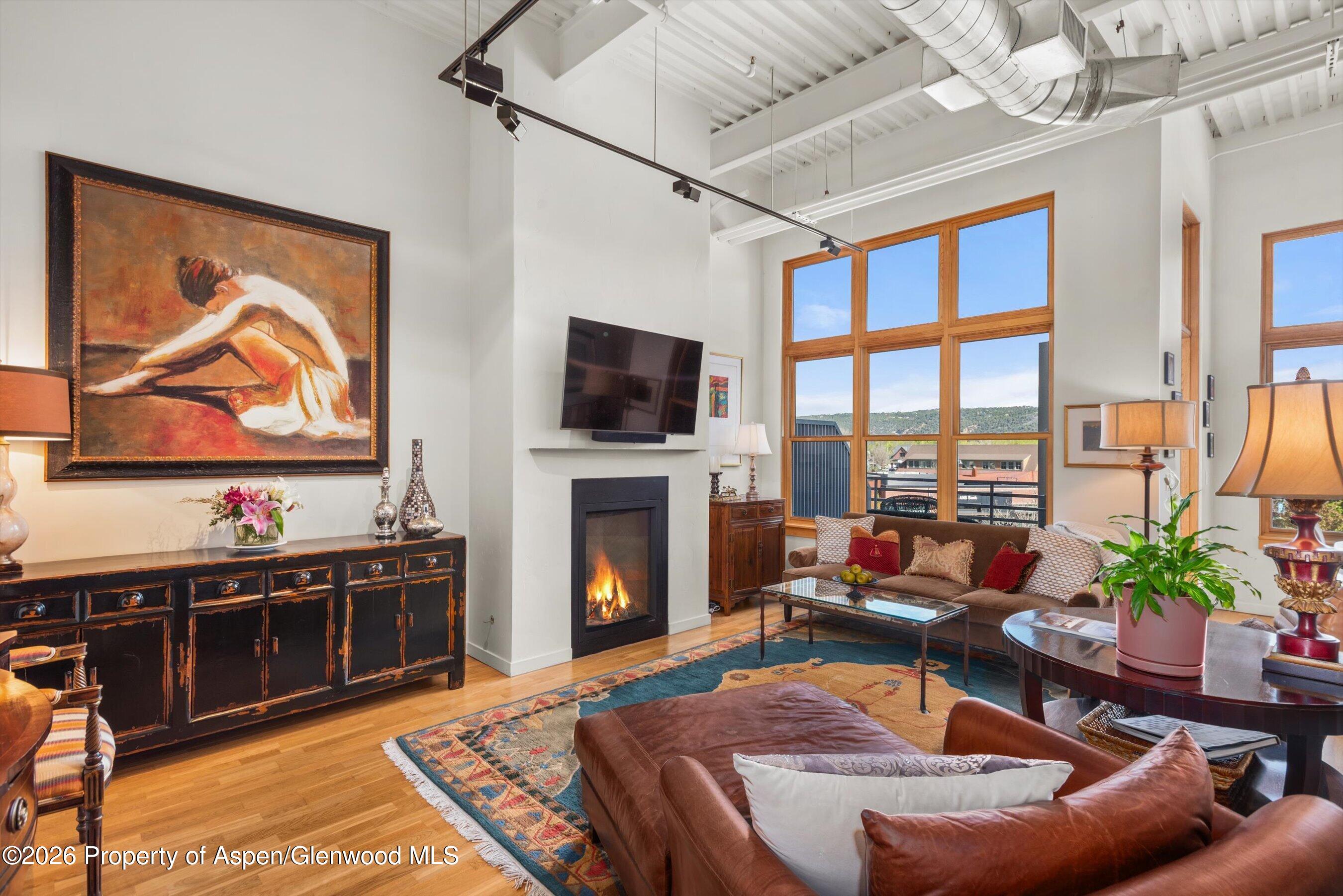 231 Robinson Street R-318