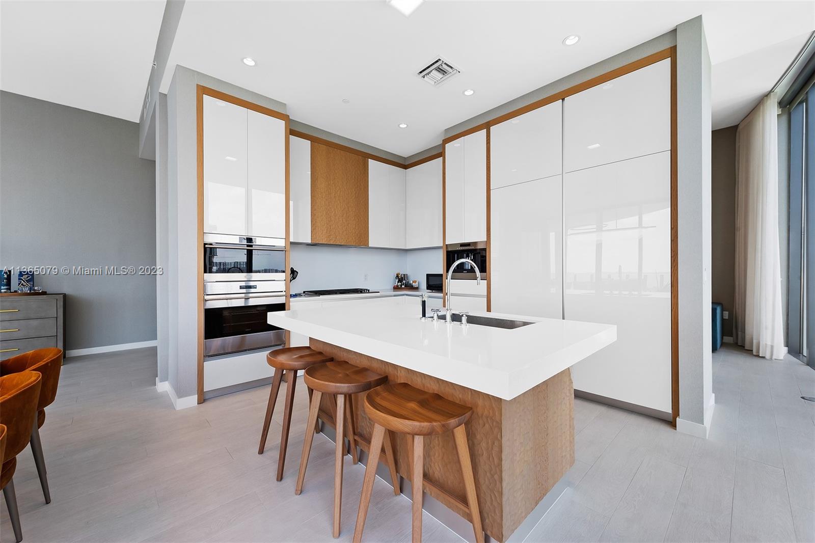 2811 S Bayshore Dr # 15D