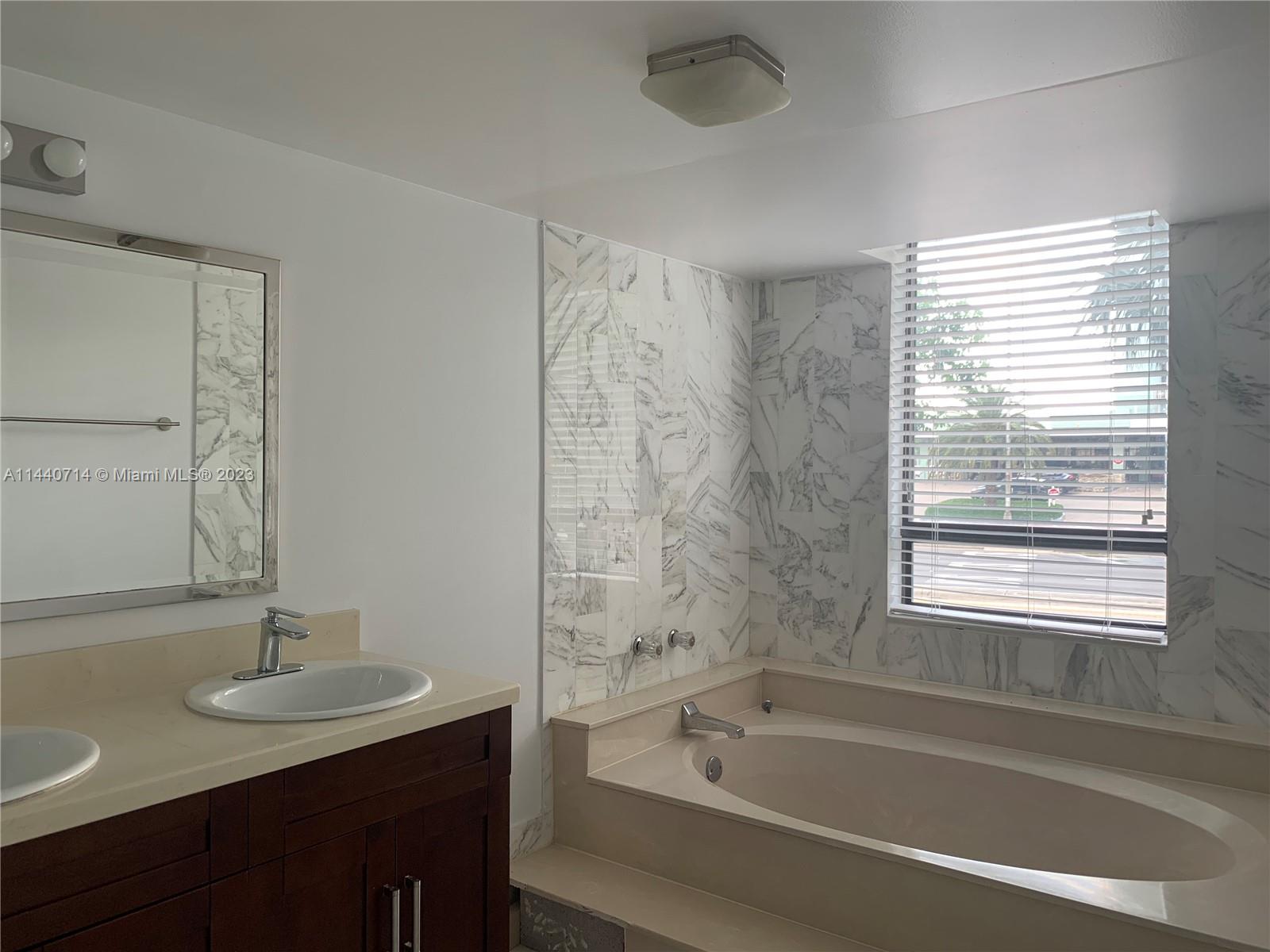 5845 Collins Ave # 101