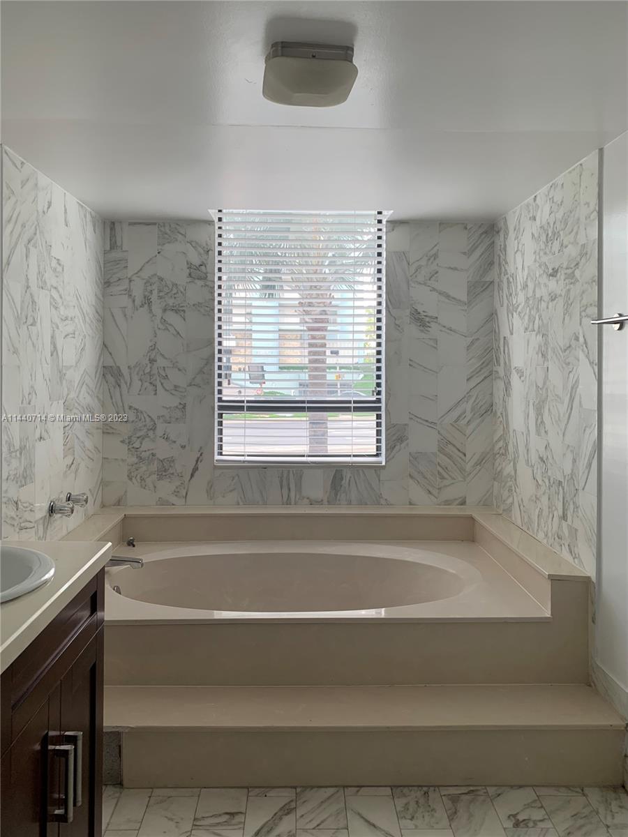 5845 Collins Ave # 101