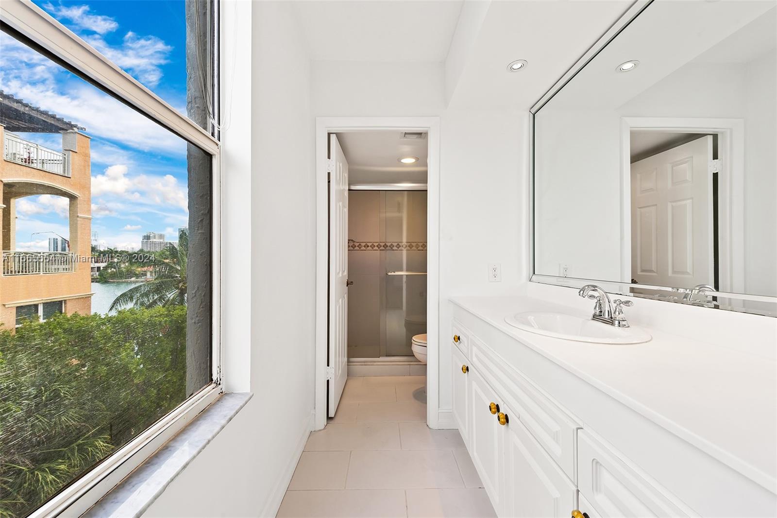 9721 E Bay Harbor Dr # 4C