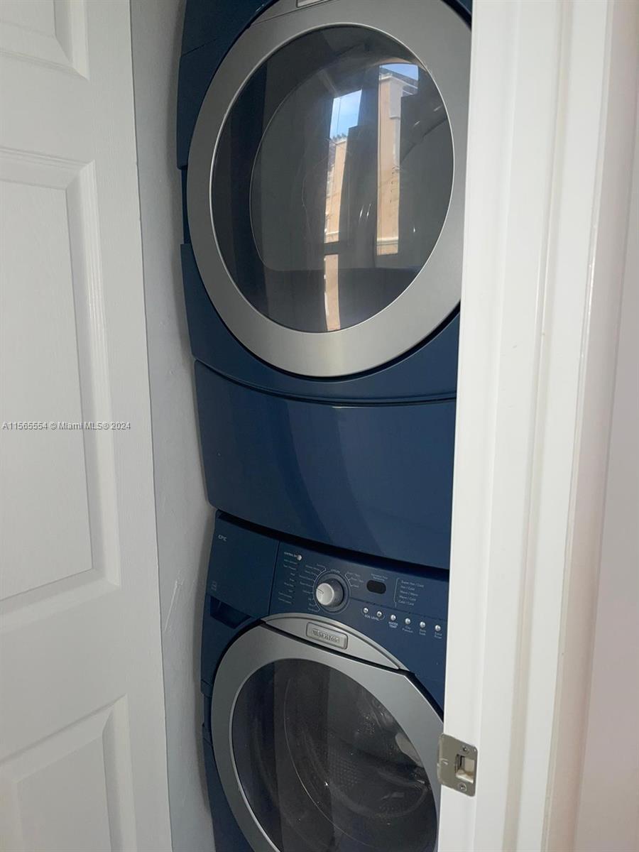 9721 E Bay Harbor Dr # 4C