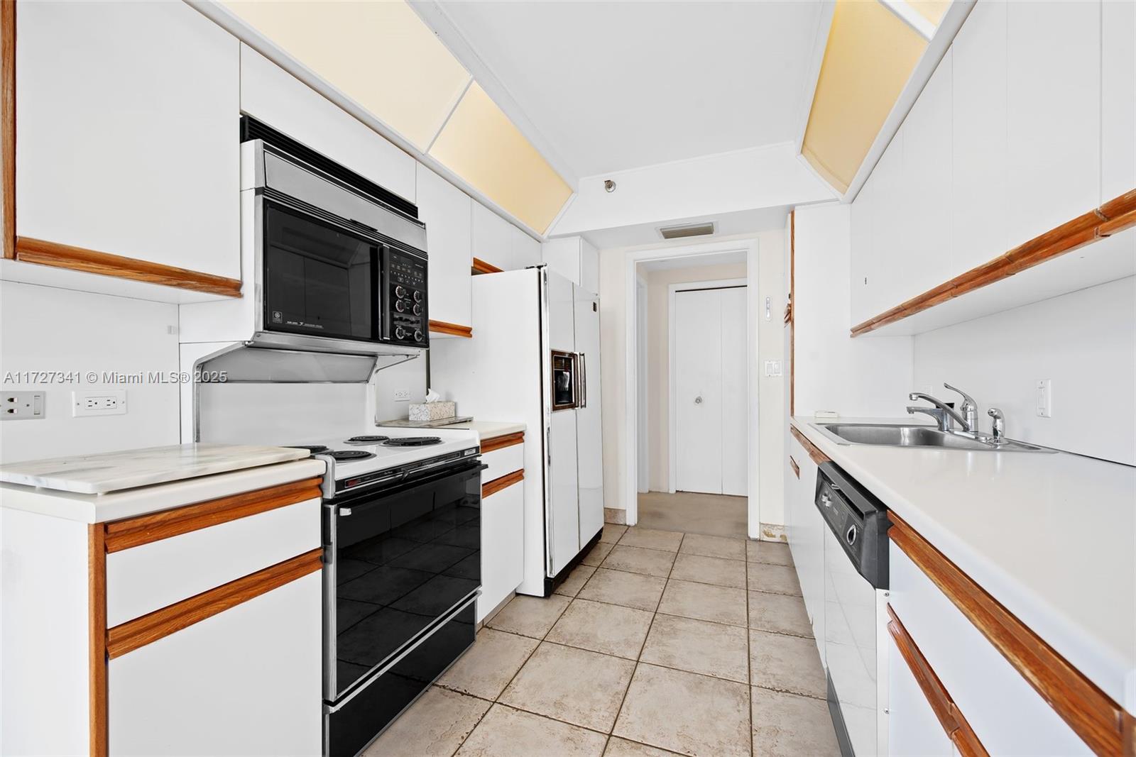 20191 E Country Club Dr # 504