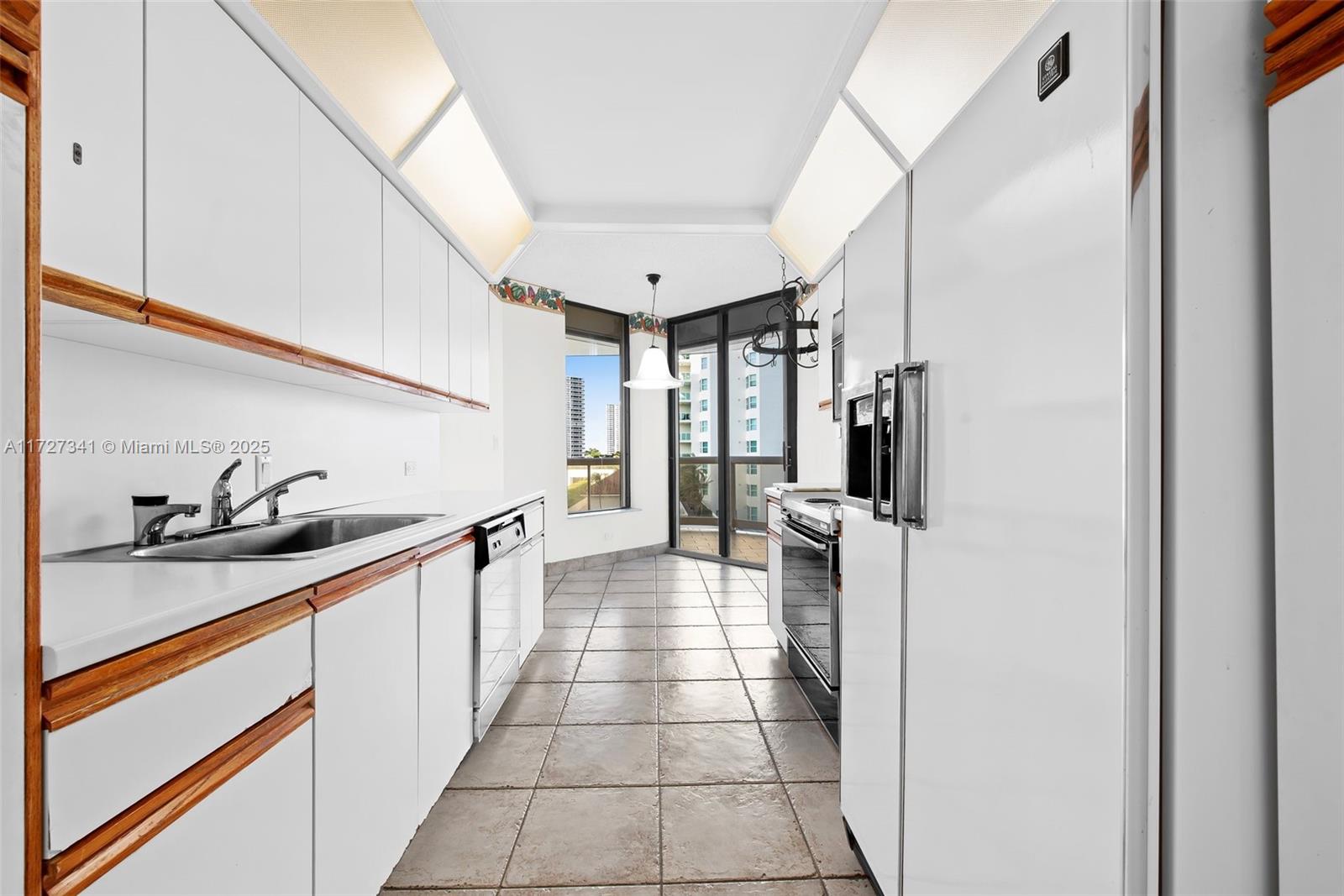 20191 E Country Club Dr # 504