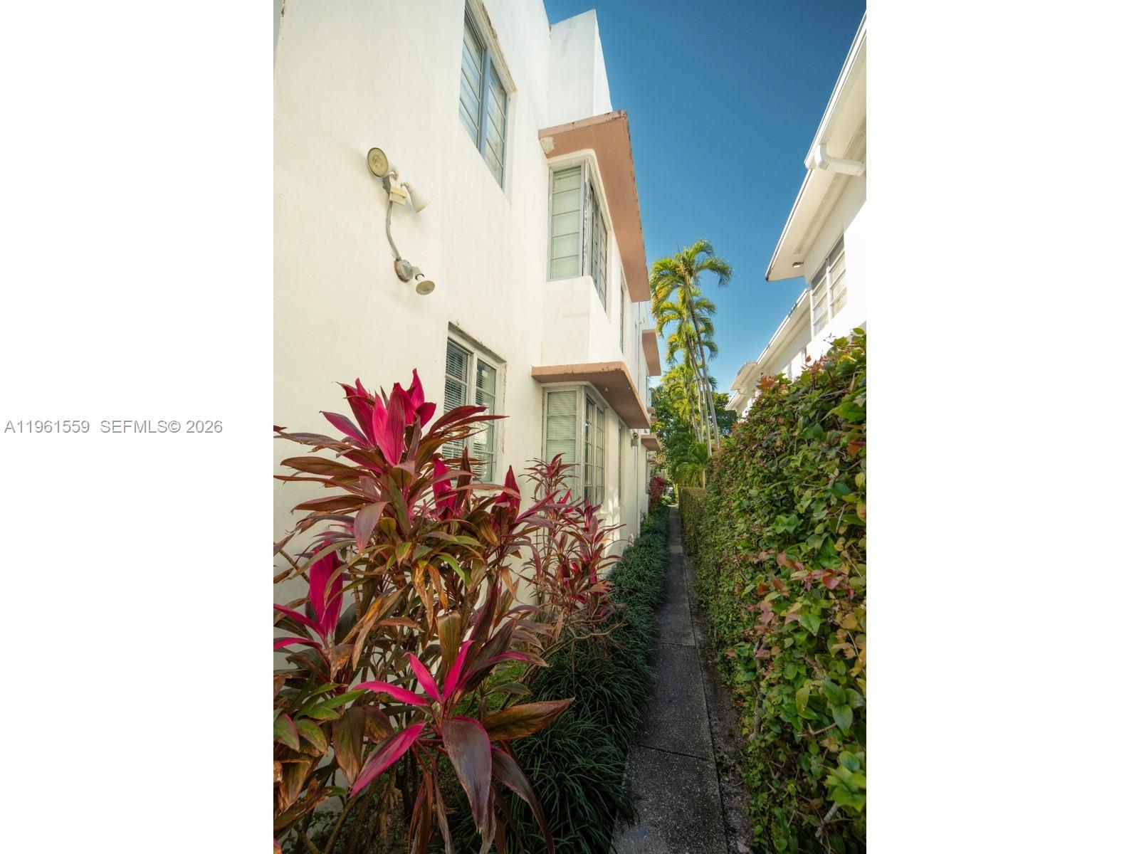 811 Jefferson Ave # 204