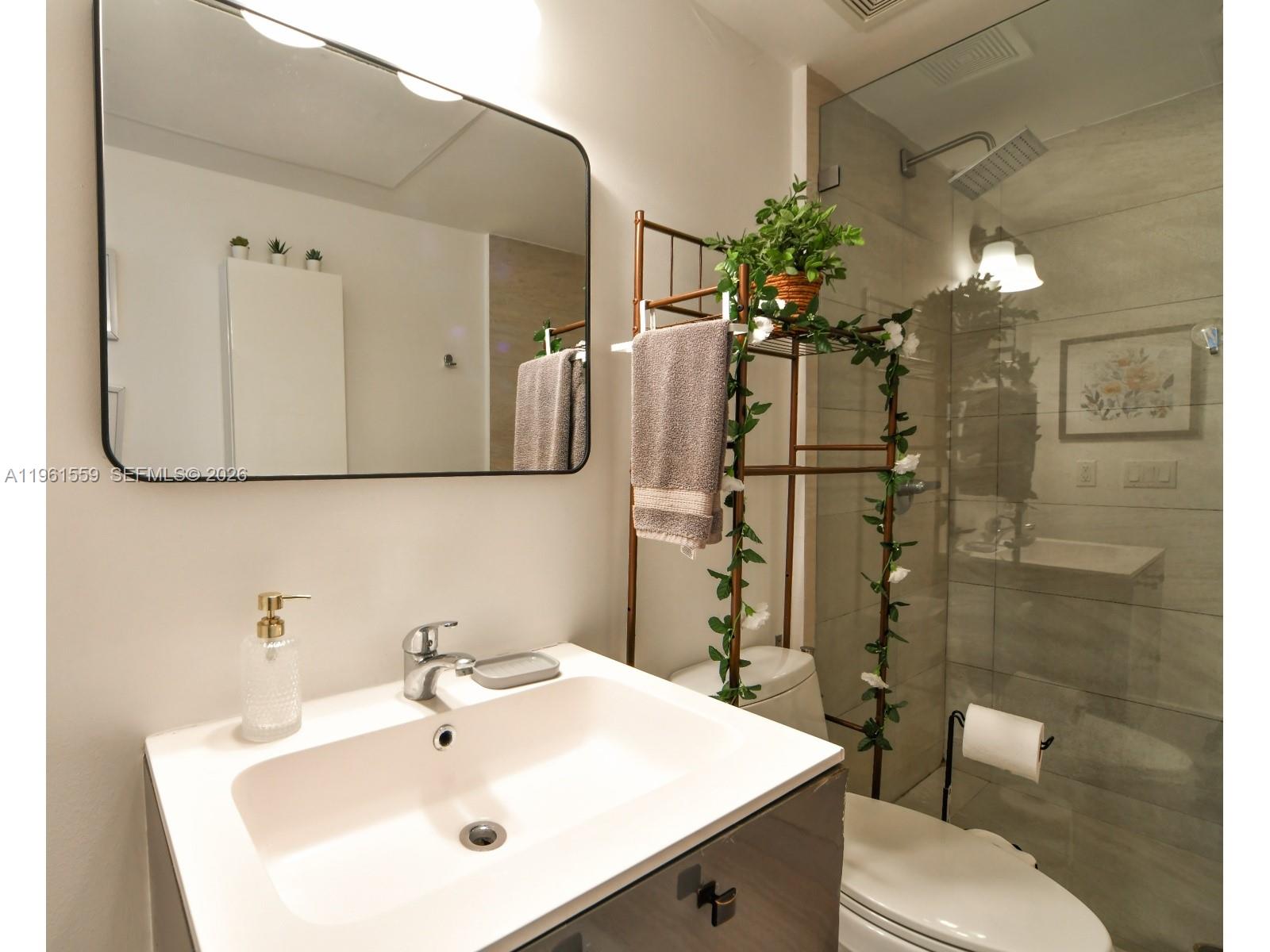 811 Jefferson Ave # 204
