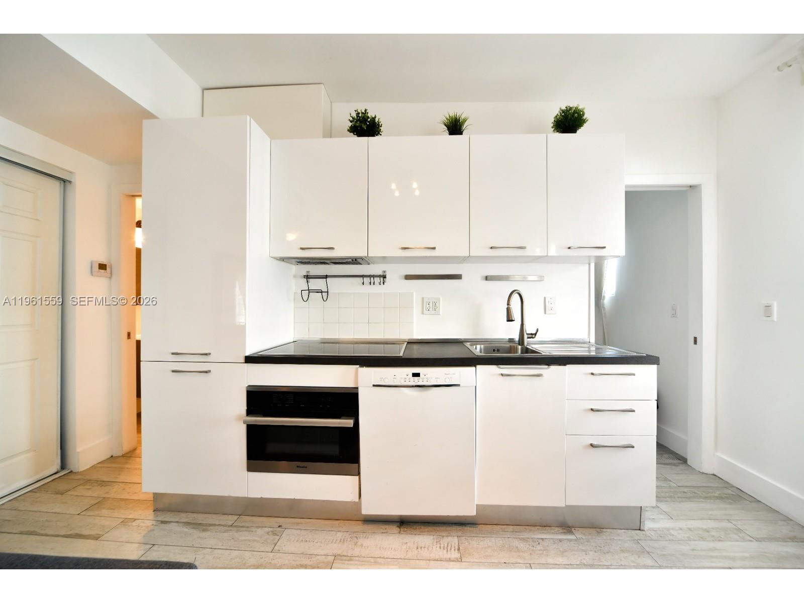 811 Jefferson Ave # 204