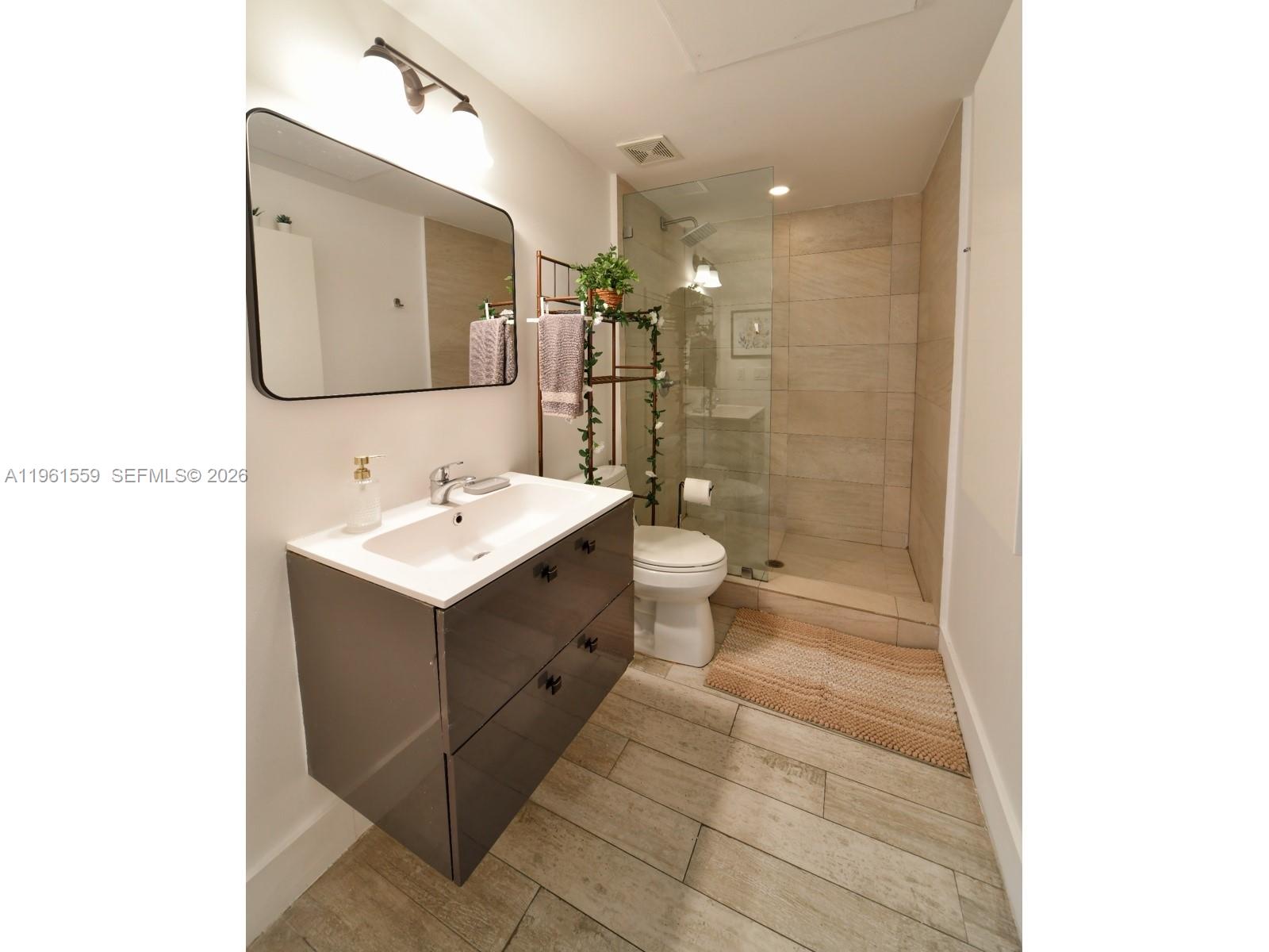 811 Jefferson Ave # 204