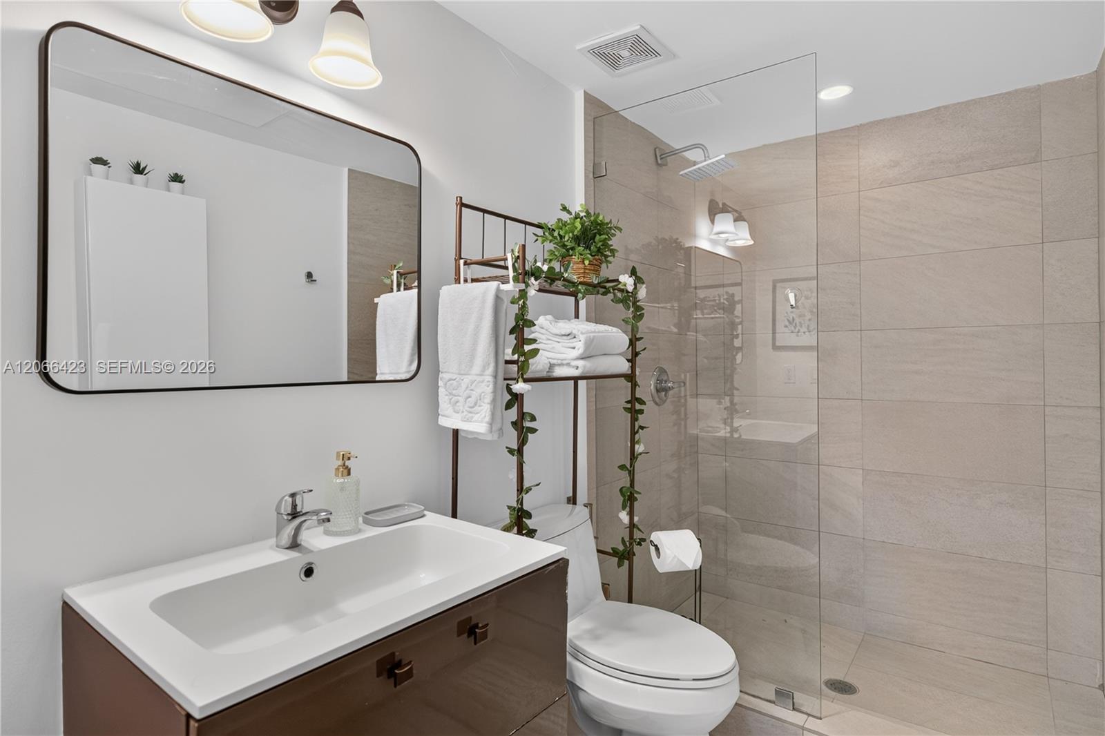 811 Jefferson Ave # 204