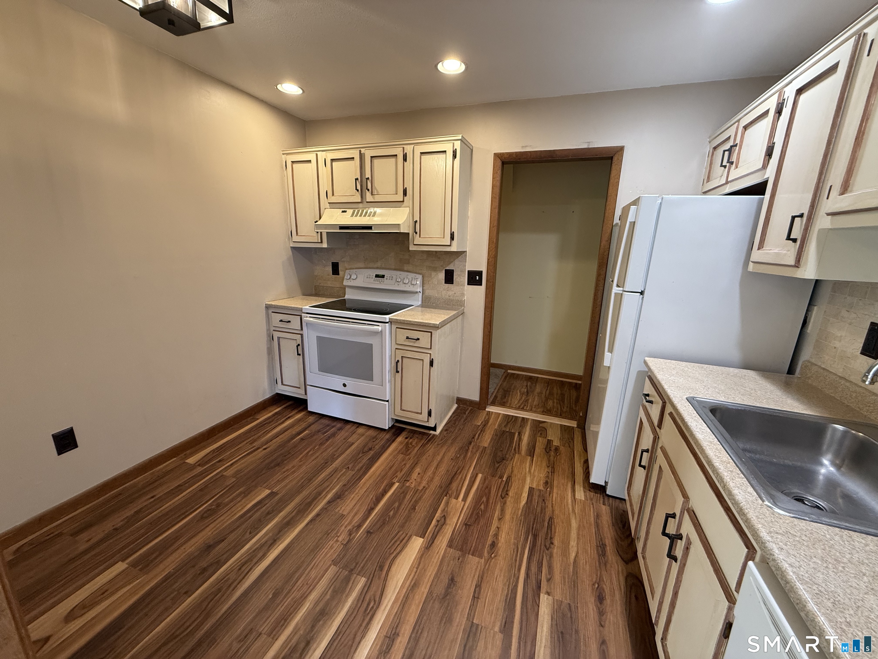 166 Old Brookfield Road Unit: 1 5
