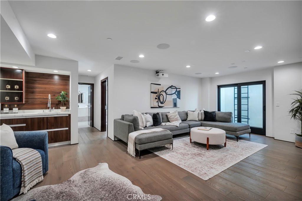 332 Avenue E