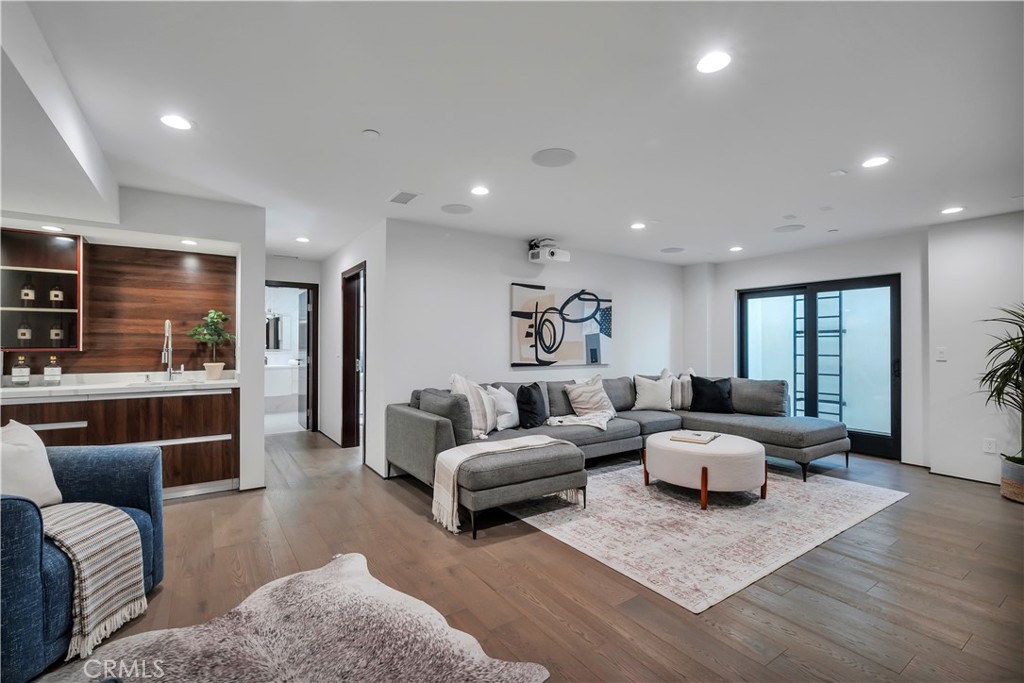 332 Avenue E