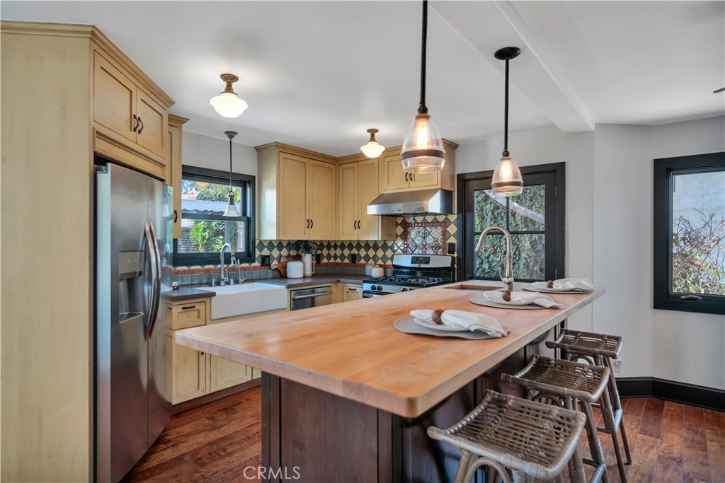 526 W 40th