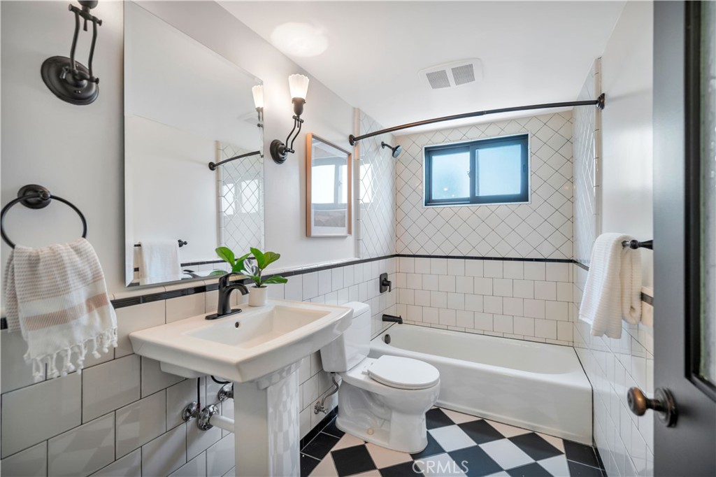 526 W 40th
