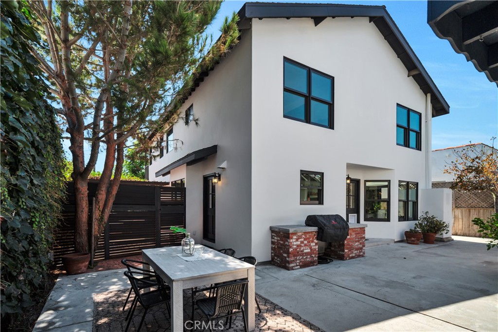 526 W 40th