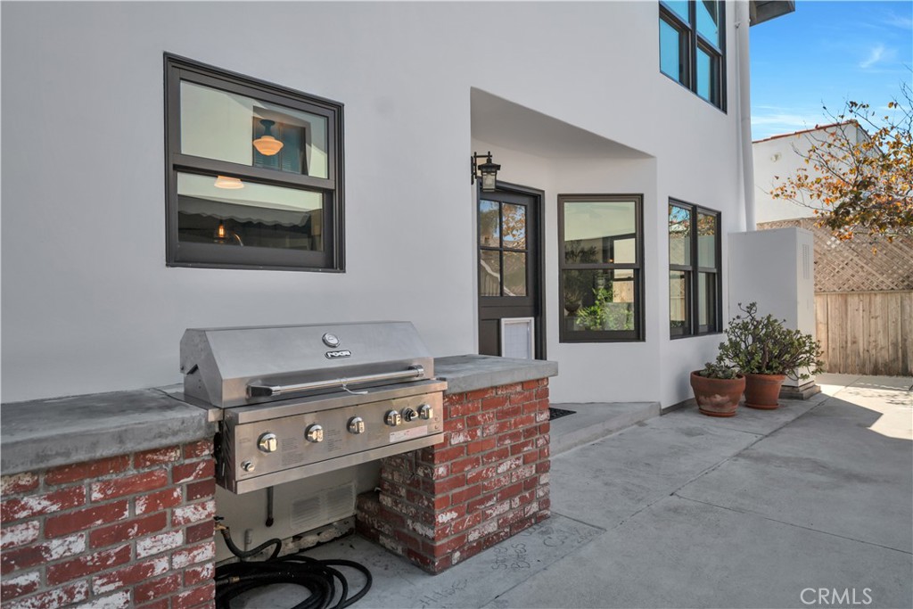 526 W 40th