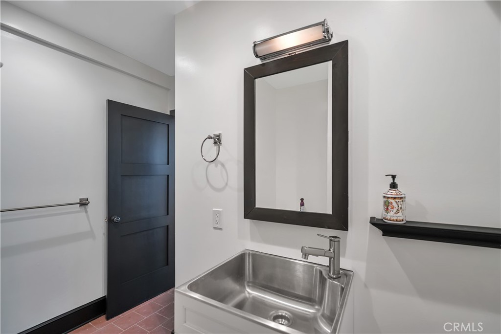526 W 40th