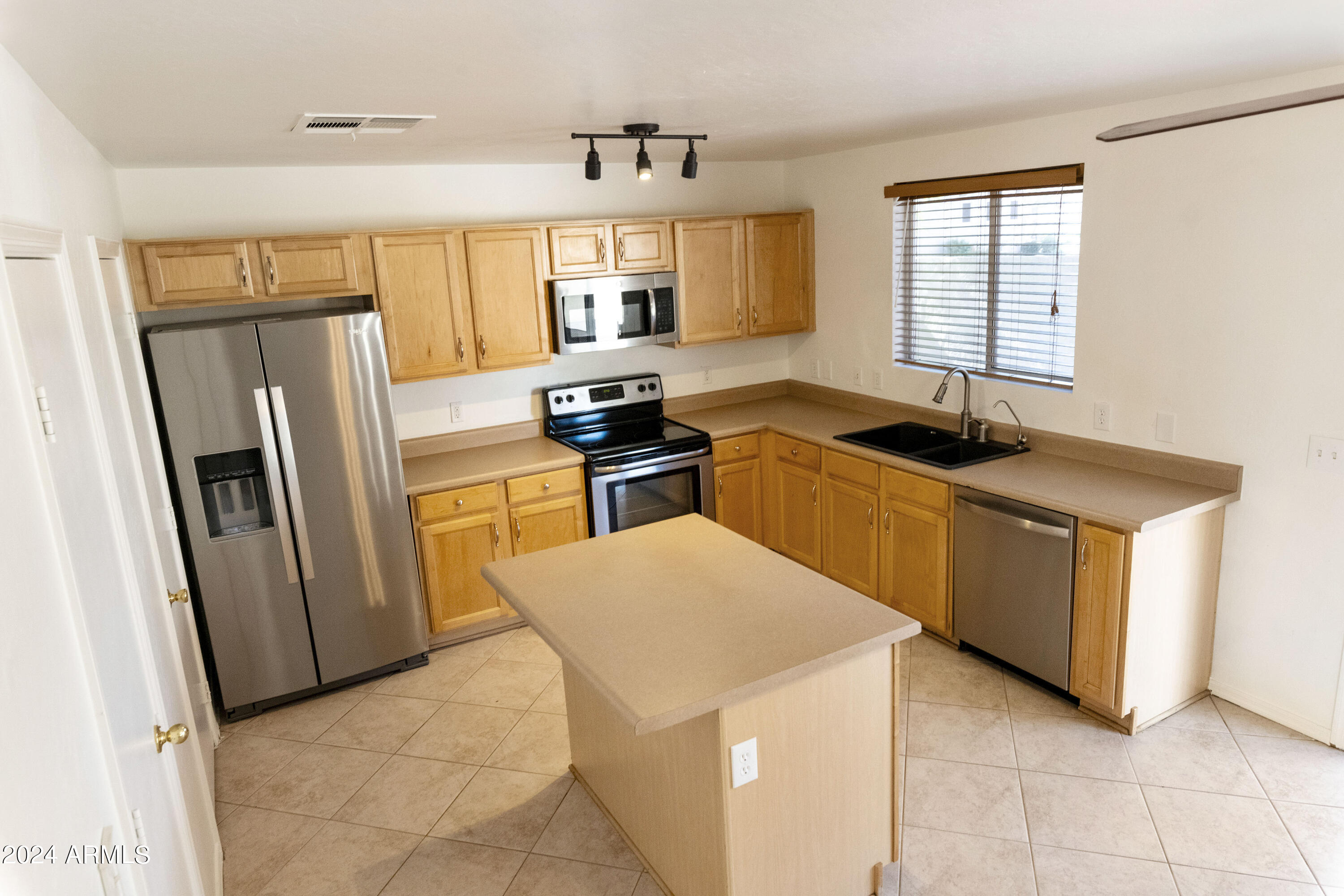 657 E MARIPOSA Place