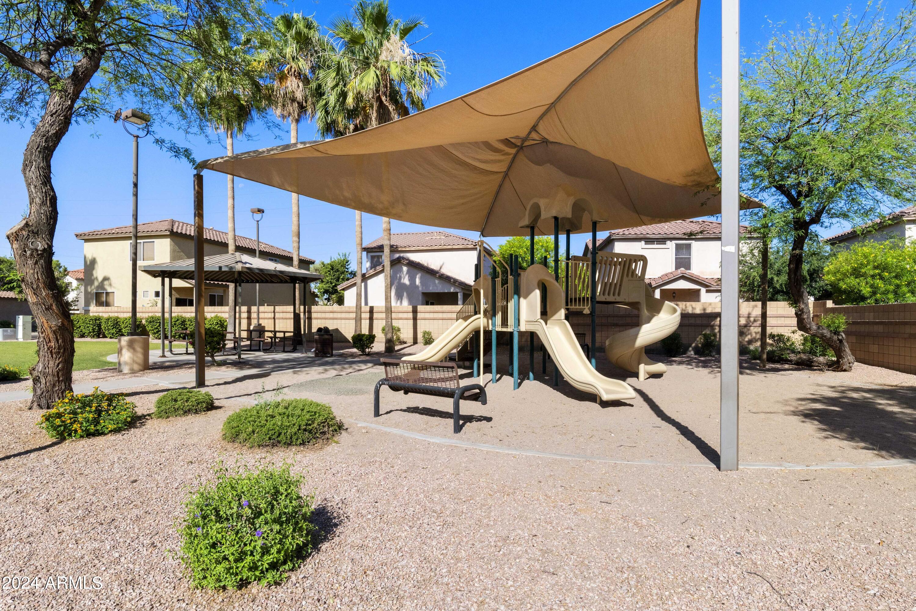 657 E MARIPOSA Place