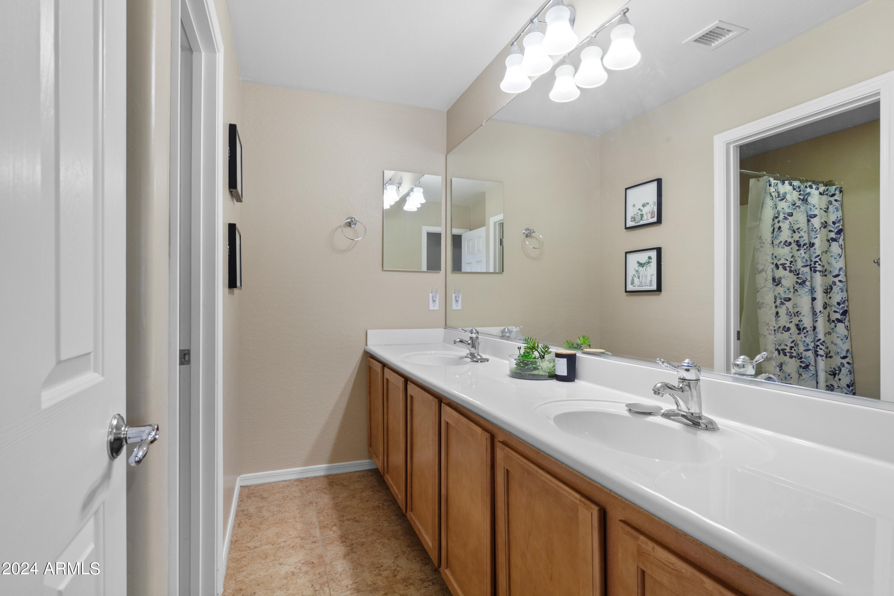 2604 N PRESIDENTIAL Drive