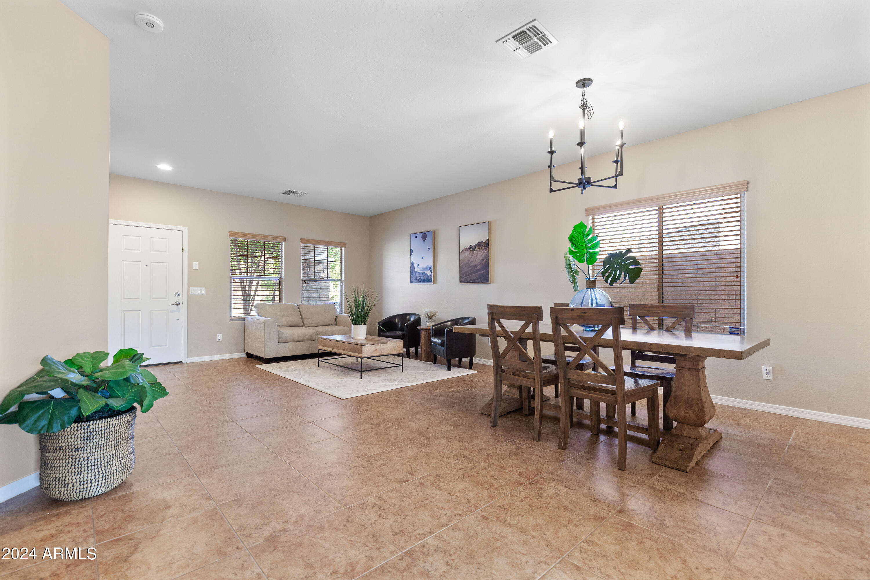 2604 N PRESIDENTIAL Drive