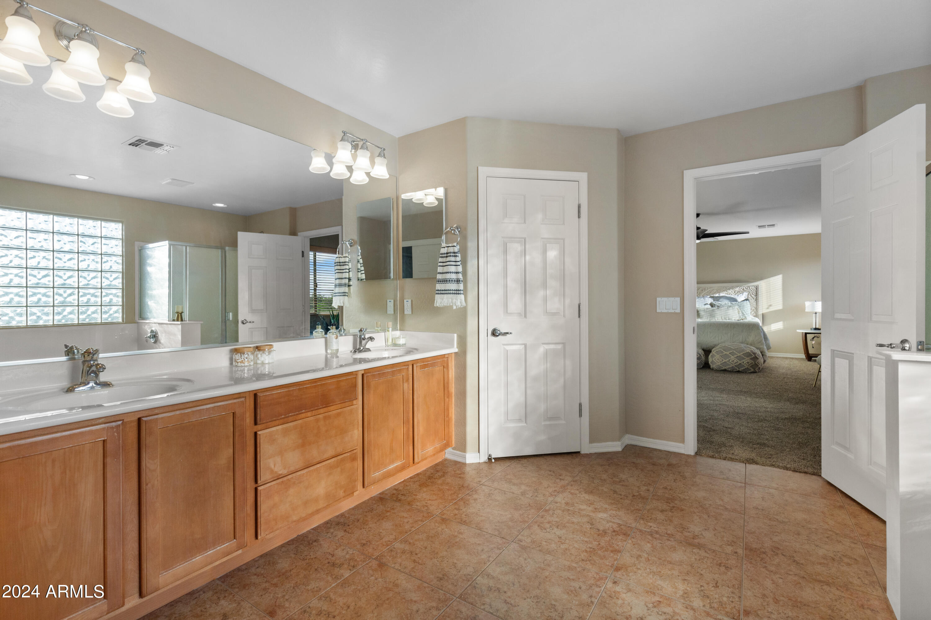 2604 N PRESIDENTIAL Drive