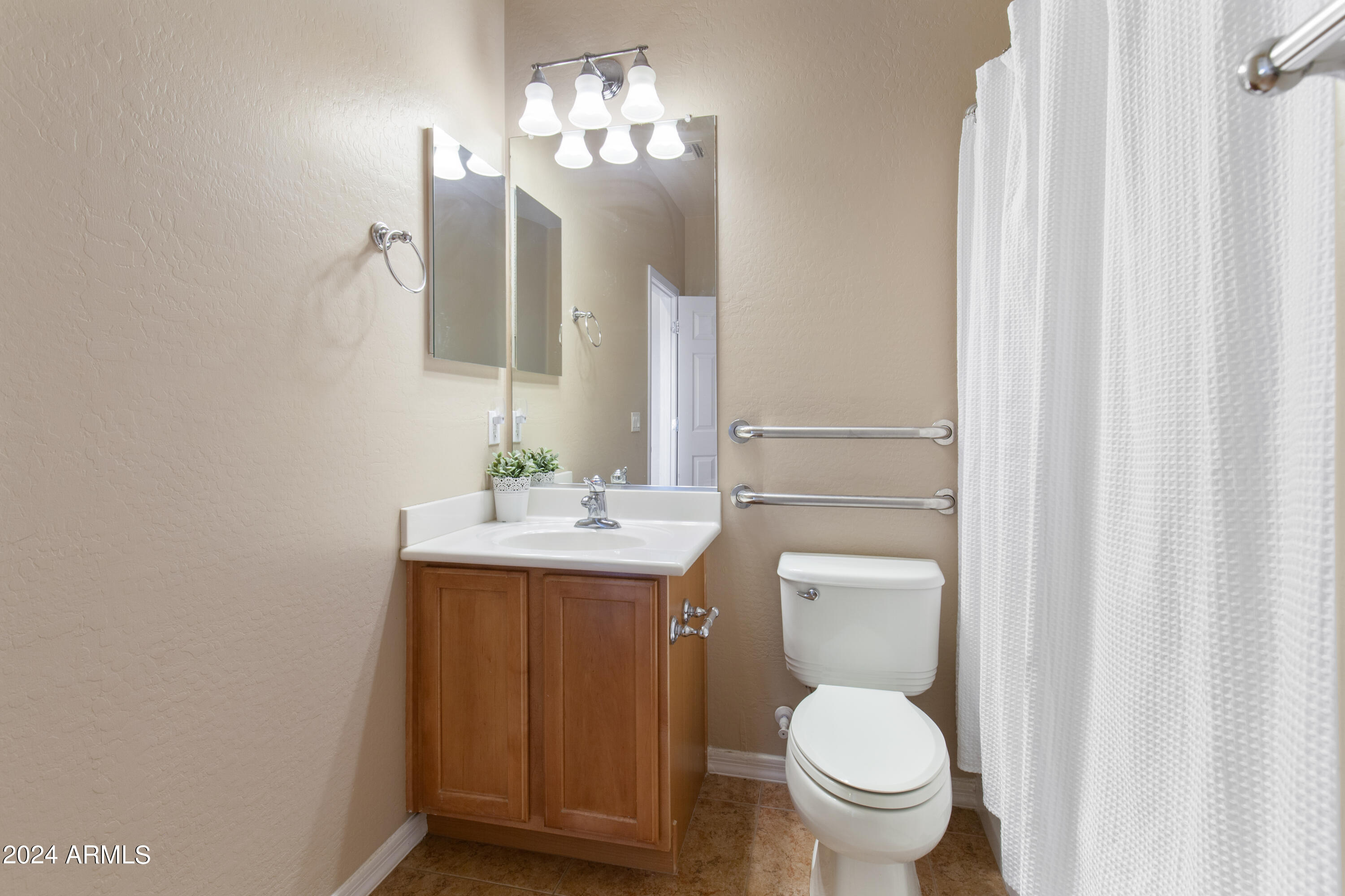 2604 N PRESIDENTIAL Drive