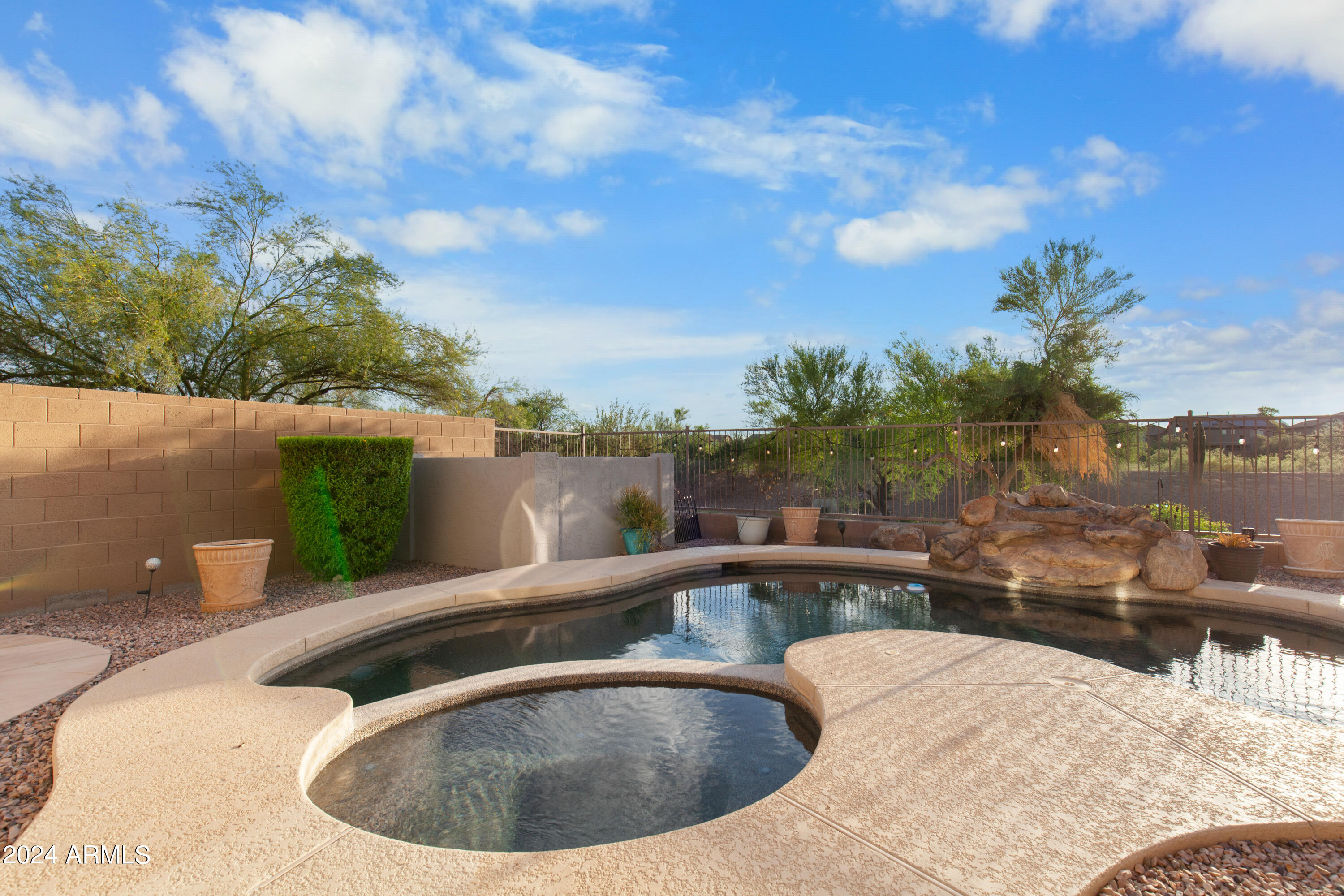 2604 N PRESIDENTIAL Drive