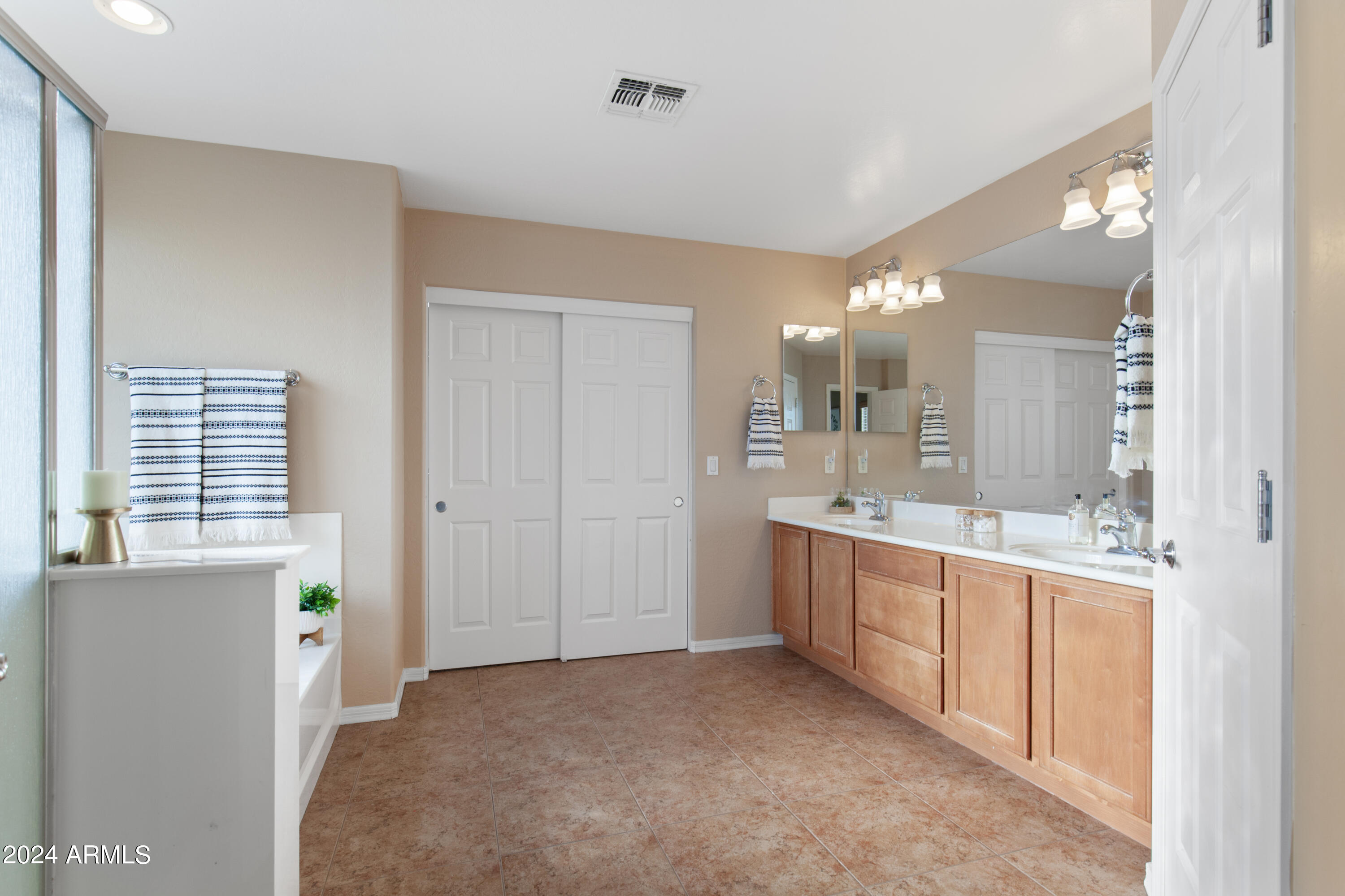 2604 N PRESIDENTIAL Drive