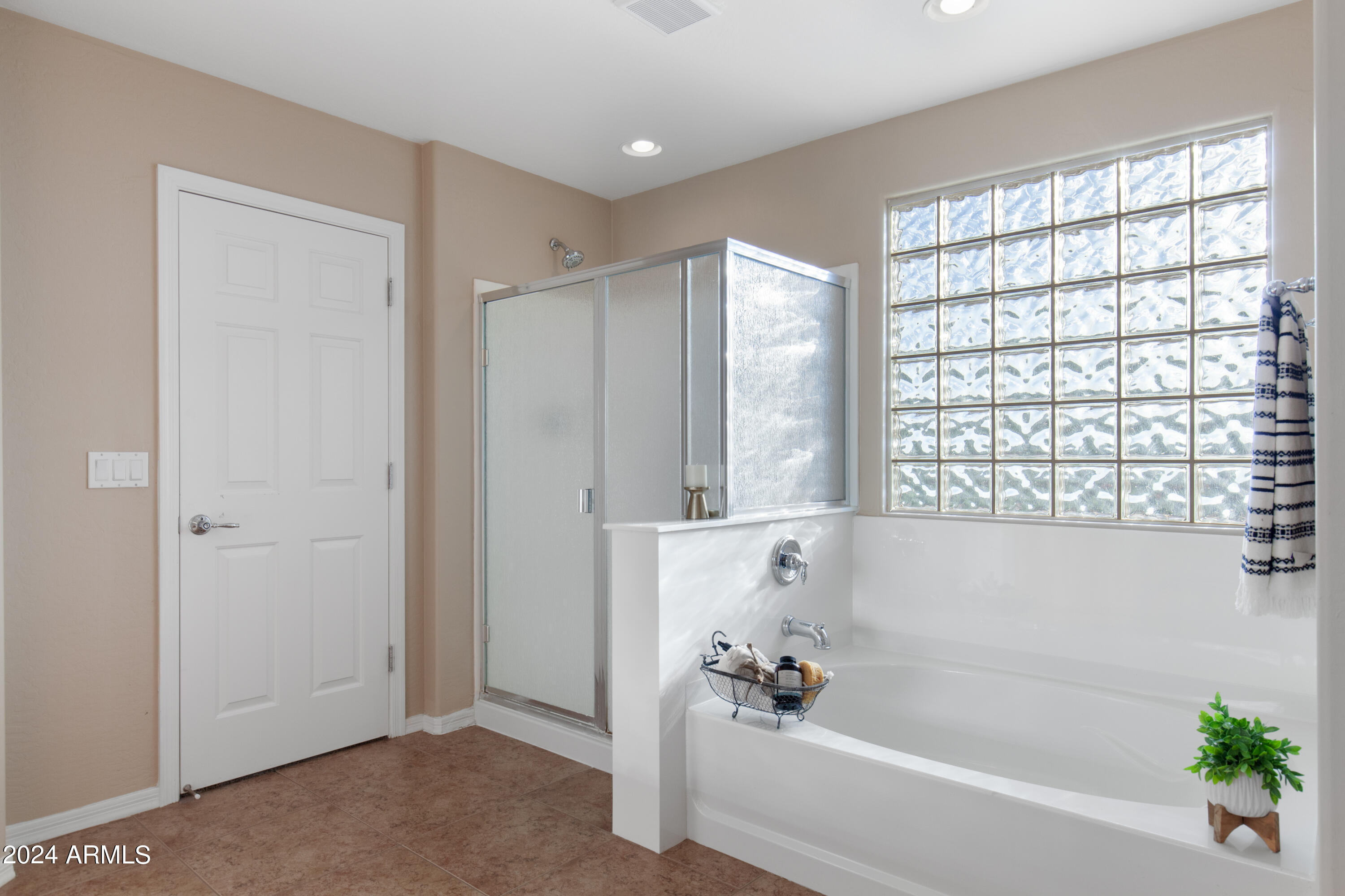 2604 N PRESIDENTIAL Drive