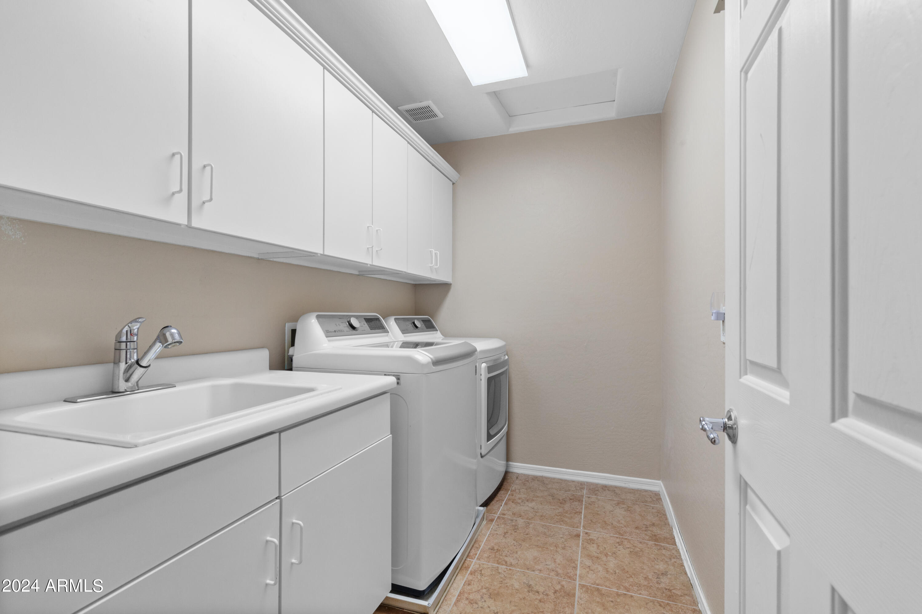 2604 N PRESIDENTIAL Drive