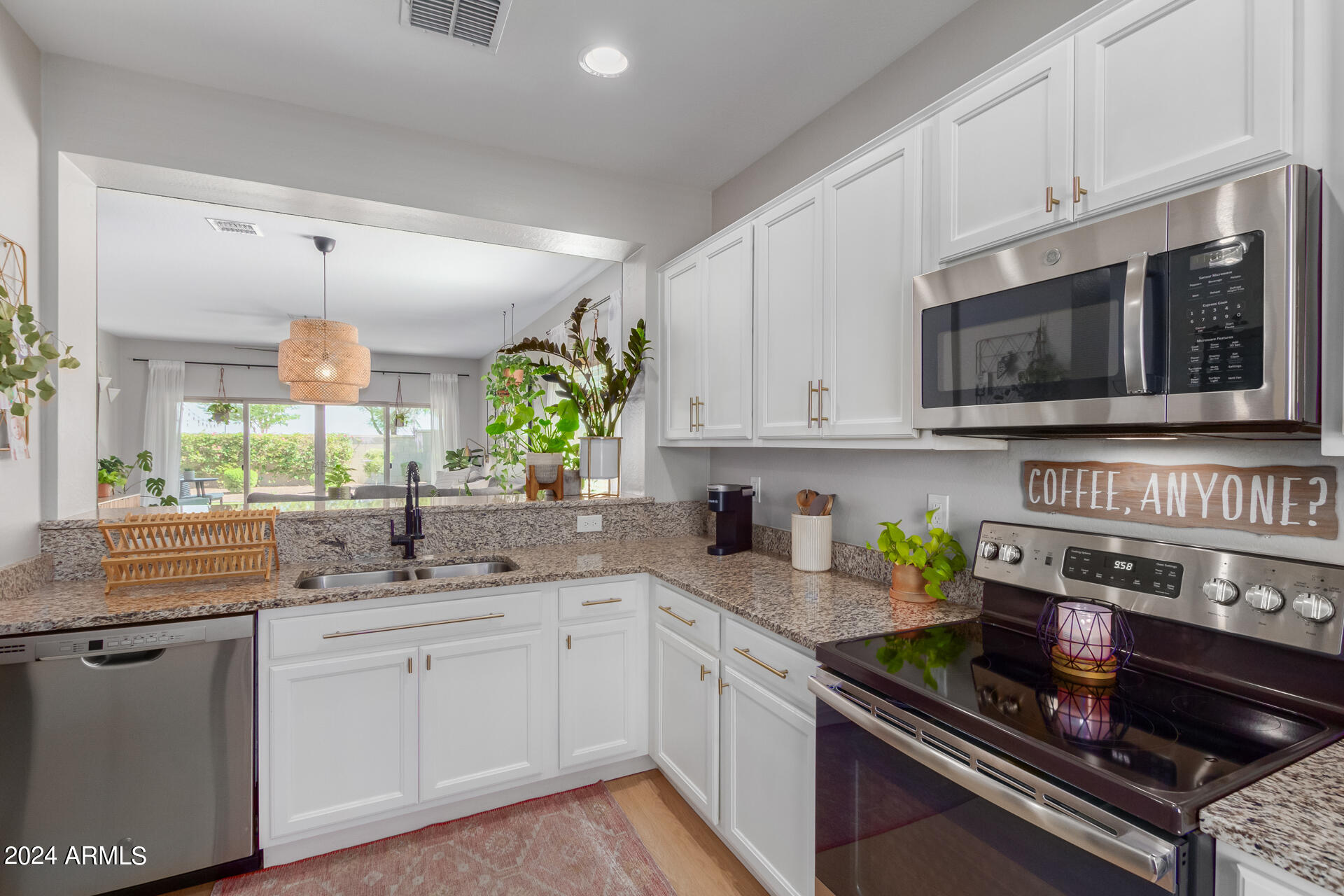 1386 W SPINE TREE Avenue