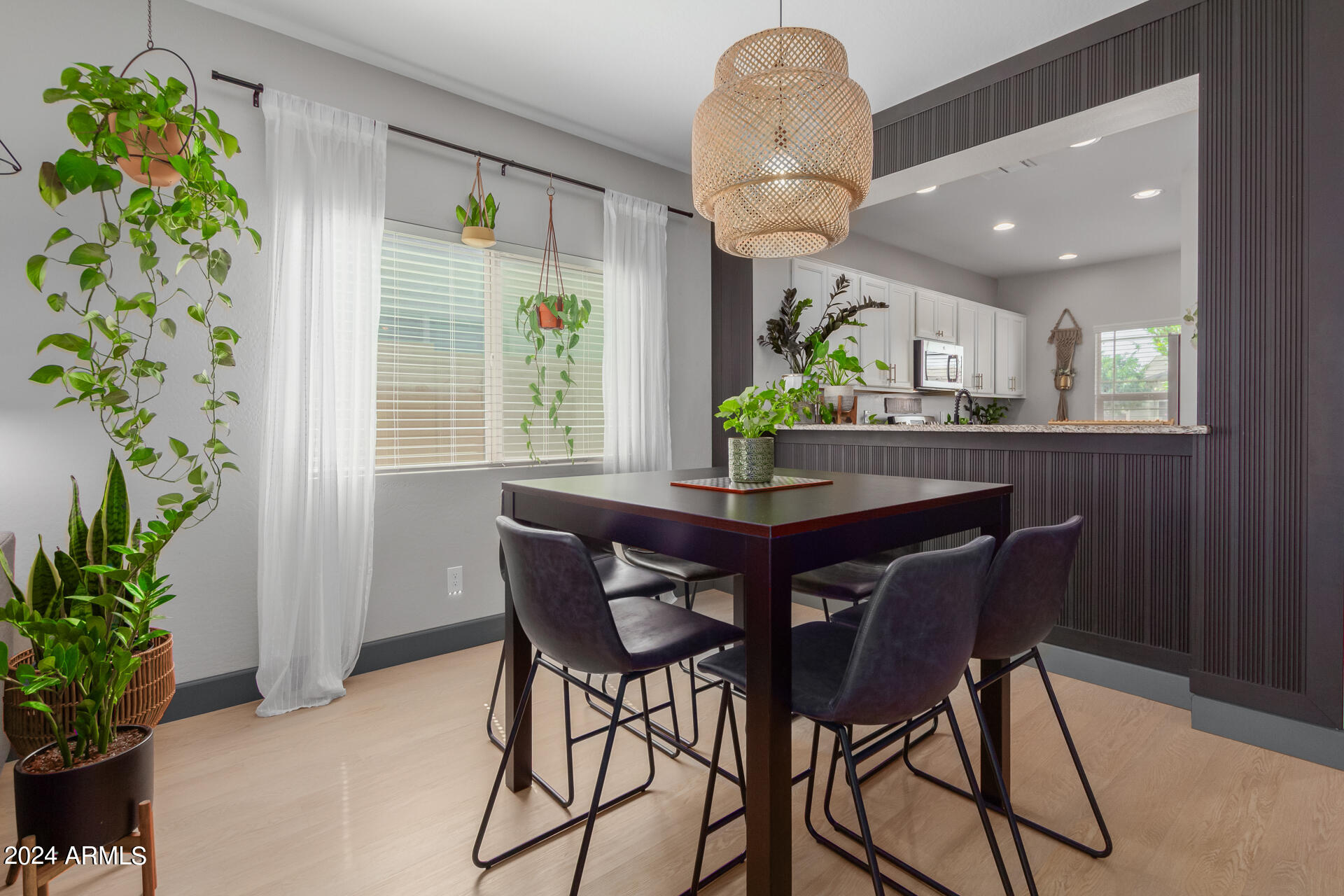 1386 W SPINE TREE Avenue