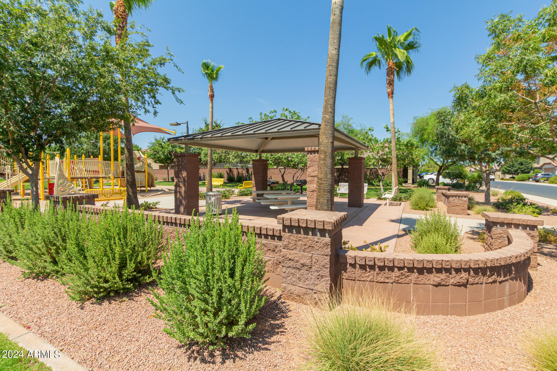 1386 W SPINE TREE Avenue