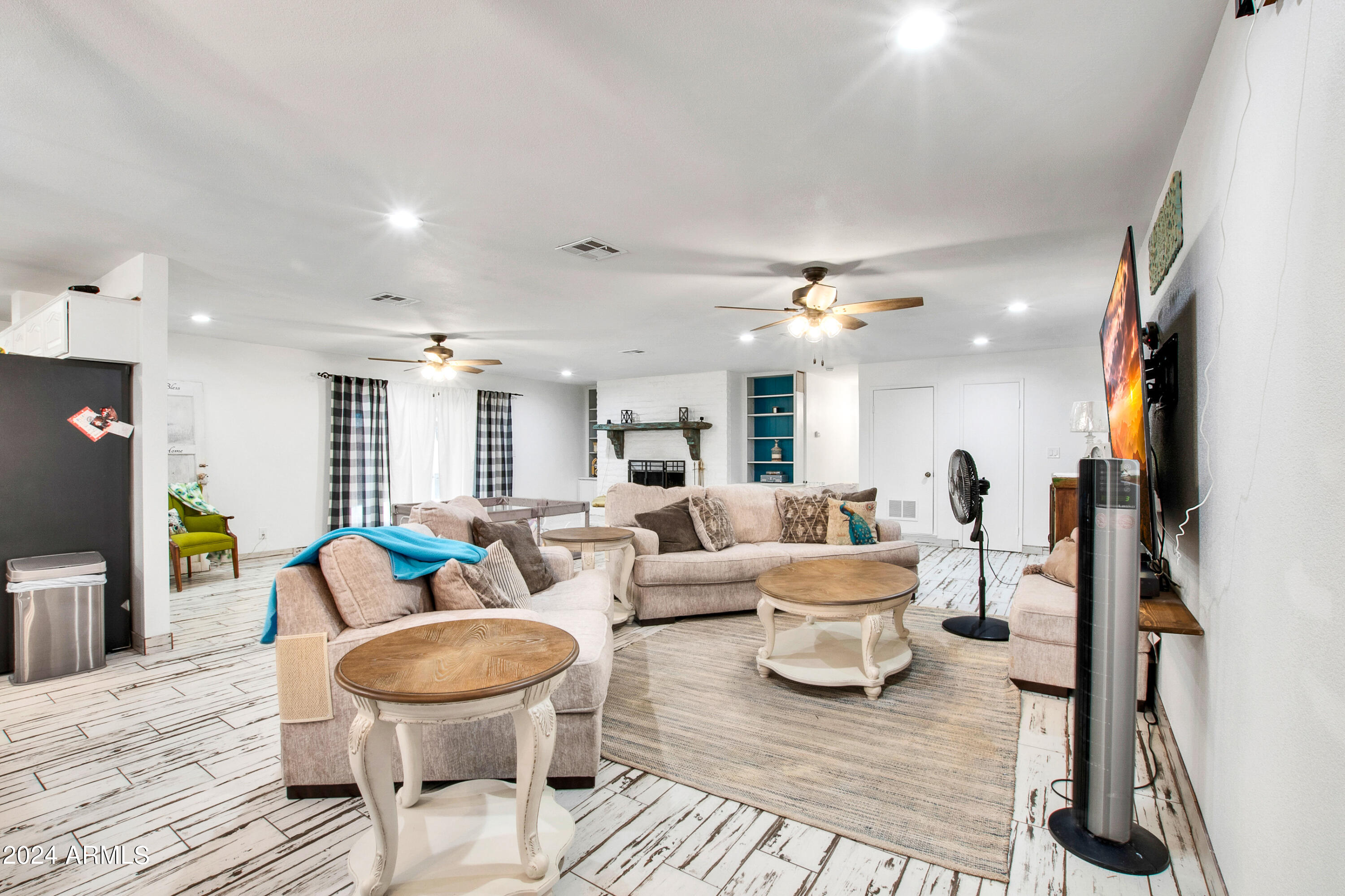 1618 E GREENWAY Street