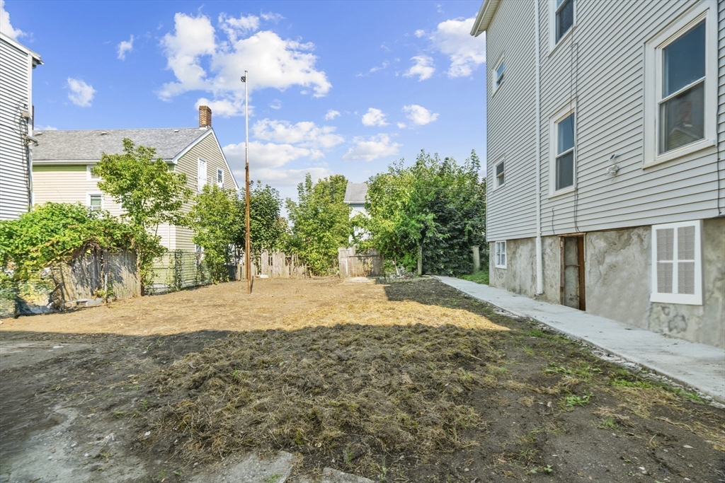 558 Third St