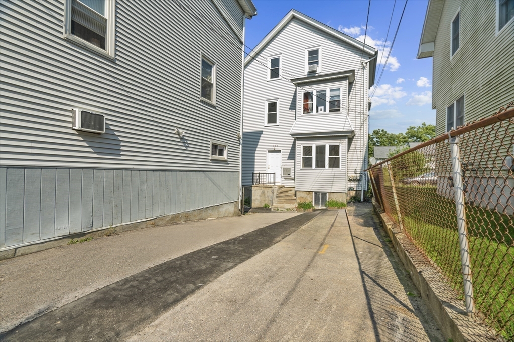 558 Third St