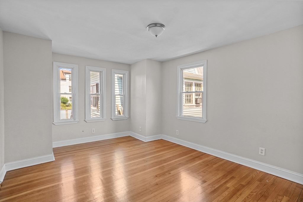 166 1/2 Grinnell St