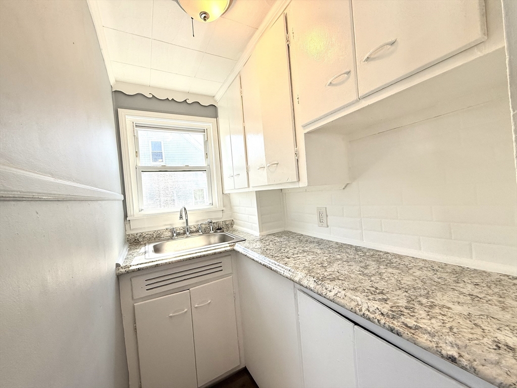 166 1/2 Grinnell St