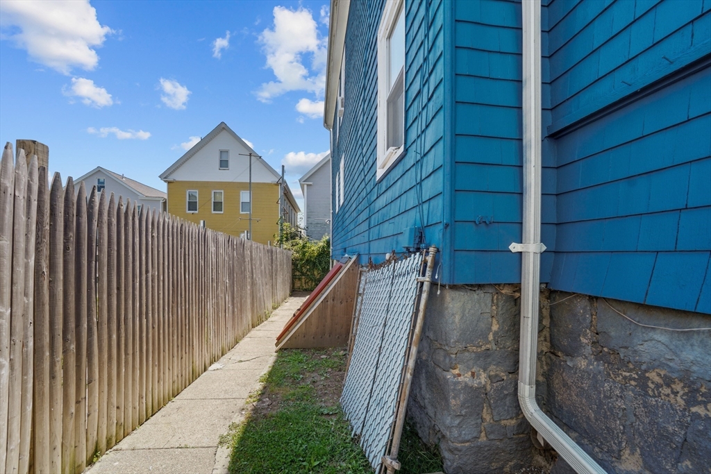 166 1/2 Grinnell St