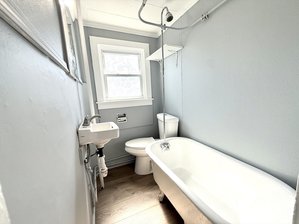 166 1/2 Grinnell St
