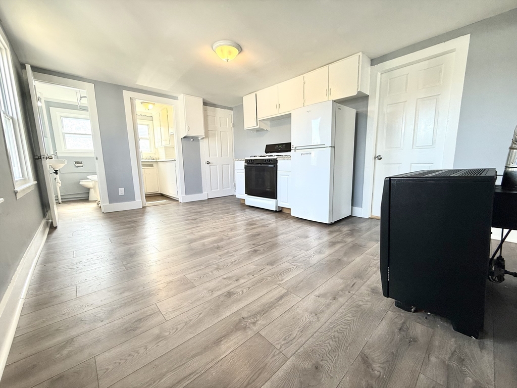 166 1/2 Grinnell St