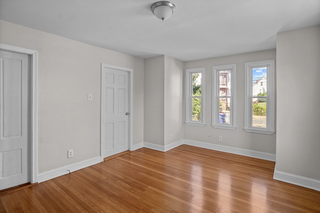 166 1/2 Grinnell St