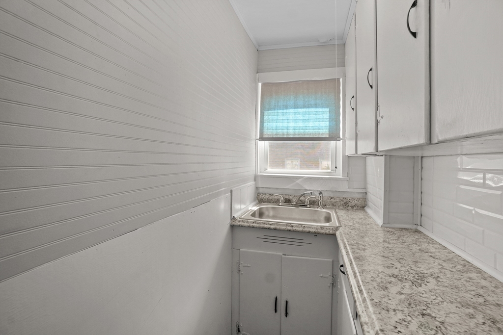 166 1/2 Grinnell St